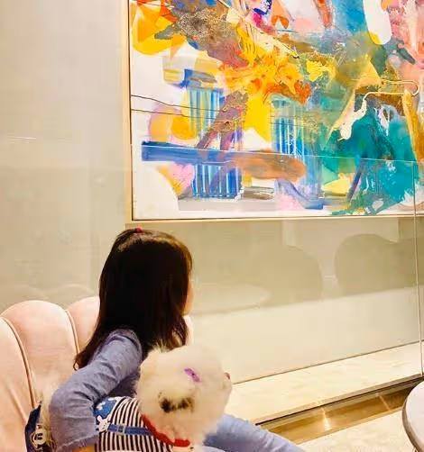 周杰倫罕曬小周周近照!「飄逸長髪+逆天長腿」一張精緻臉蛋超吸睛,小小年紀精通音樂,網友:遺傳了爸媽的好基因