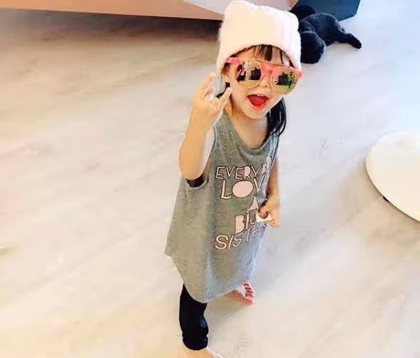 周杰倫罕曬小周周近照!「飄逸長髪+逆天長腿」一張精緻臉蛋超吸睛,小小年紀精通音樂,網友:遺傳了爸媽的好基因