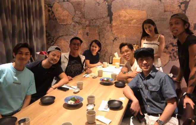 譚詠麟72歲生日,與乾兒子喝香檳吃飯慶祝,親兒子定居國外沒露面