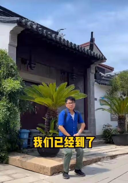 知名港星曬蘇州「豪宅」,大門氣派內景髒亂差,牆上長青苔還漏雨
