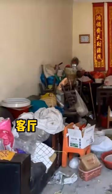 知名港星曬蘇州「豪宅」,大門氣派內景髒亂差,牆上長青苔還漏雨