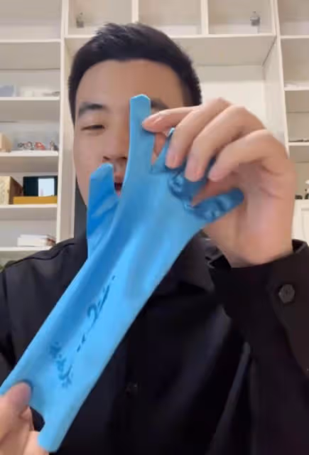 京圈貴婦晚晚再惹爭議!美術館售賣高價盲盒,3個204元都是邊角料