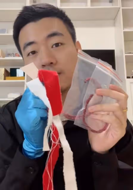 京圈貴婦晚晚再惹爭議!美術館售賣高價盲盒,3個204元都是邊角料