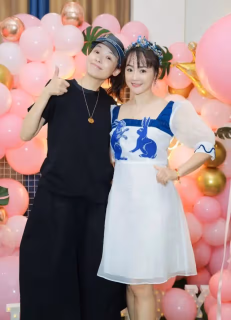 王志飛為小15歲妻子慶生太隆重,多位明星出席,月亮姐姐罕見現身