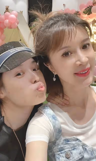 王志飛為小15歲妻子慶生太隆重,多位明星出席,月亮姐姐罕見現身