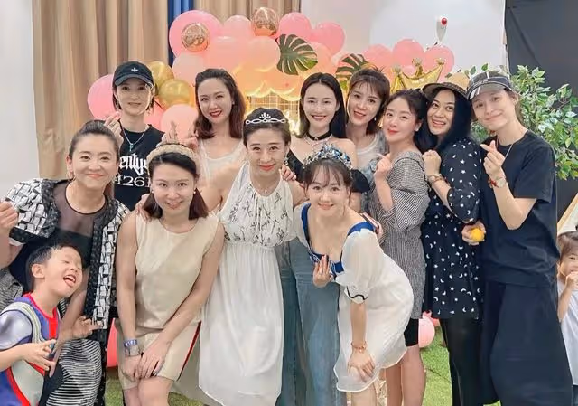 王志飛為小15歲妻子慶生太隆重,多位明星出席,月亮姐姐罕見現身