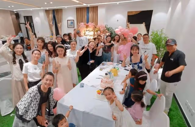 王志飛為小15歲妻子慶生太隆重,多位明星出席,月亮姐姐罕見現身