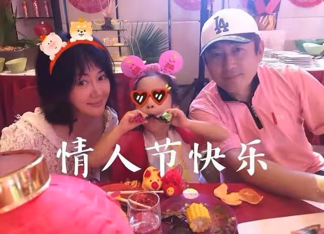 王志飛為小15歲妻子慶生太隆重,多位明星出席,月亮姐姐罕見現身