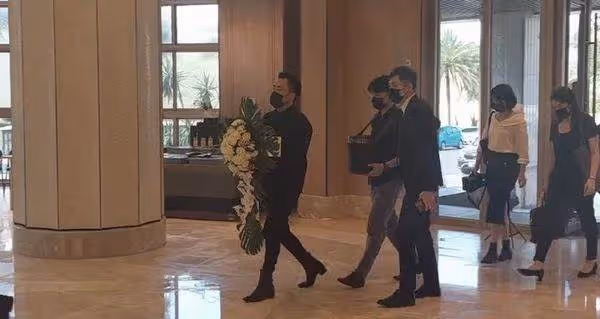 風俗講「夫妻不能相送」,余苑綺老公卻絲毫不避諱,親自「捧斗」淚別摯愛,網感動落淚:真的夫妻情深