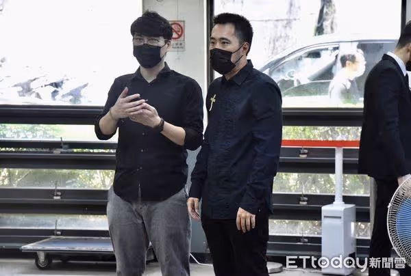 風俗講「夫妻不能相送」,余苑綺老公卻絲毫不避諱,親自「捧斗」淚別摯愛,網感動落淚:真的夫妻情深