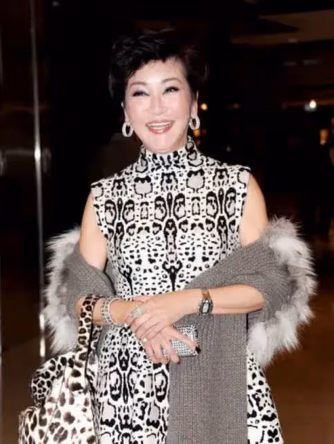 謝霆鋒媽媽不愧是「港姐」,穿豹紋裙配皮草披肩,看著不像70歲