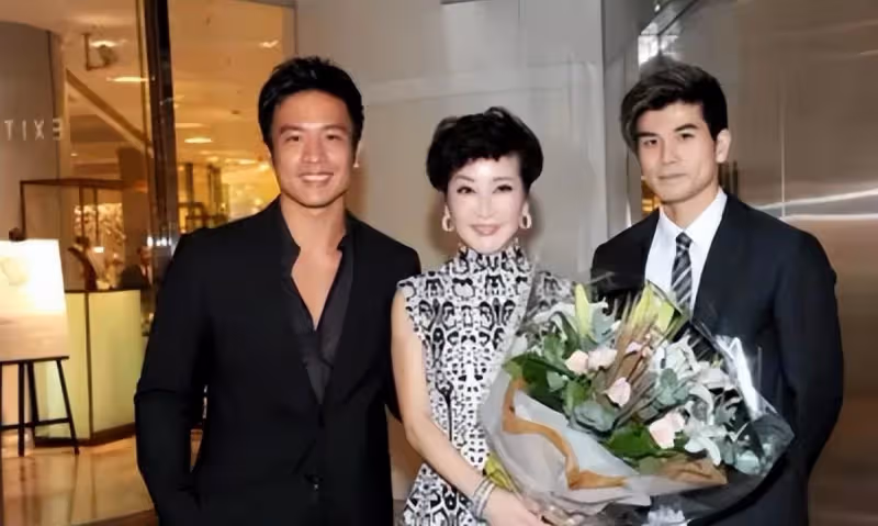 謝霆鋒媽媽不愧是「港姐」,穿豹紋裙配皮草披肩,看著不像70歲