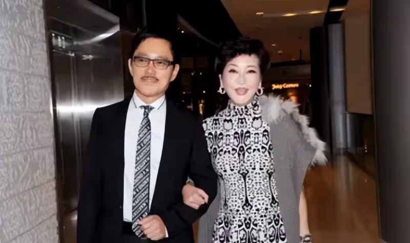 謝霆鋒媽媽不愧是「港姐」,穿豹紋裙配皮草披肩,看著不像70歲