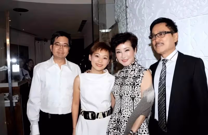 謝霆鋒媽媽不愧是「港姐」,穿豹紋裙配皮草披肩,看著不像70歲