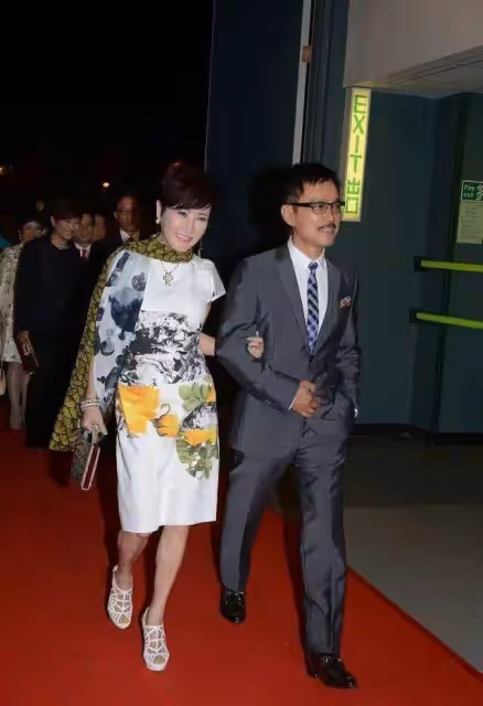 謝霆鋒媽媽不愧是「港姐」,穿豹紋裙配皮草披肩,看著不像70歲