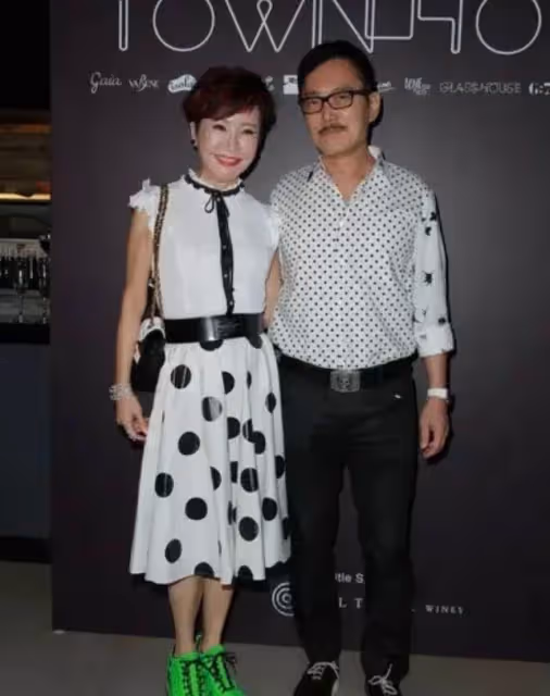 謝霆鋒媽媽不愧是「港姐」,穿豹紋裙配皮草披肩,看著不像70歲