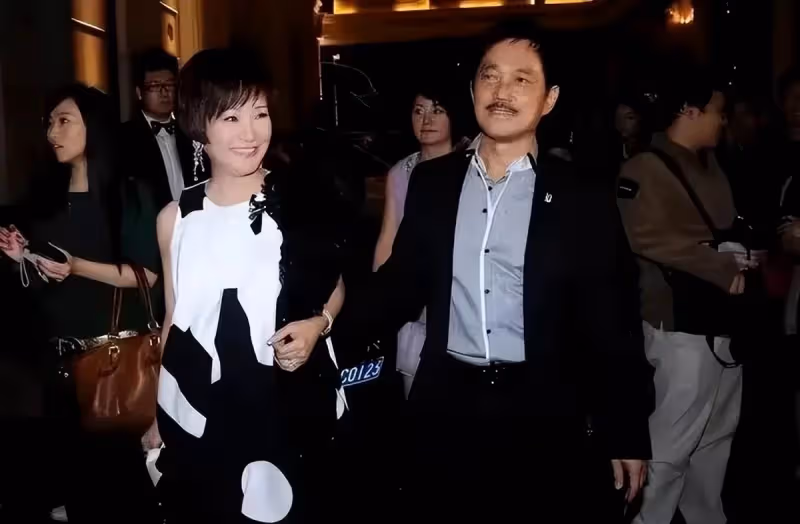 謝霆鋒媽媽不愧是「港姐」,穿豹紋裙配皮草披肩,看著不像70歲