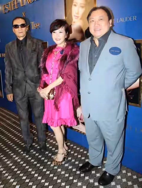 謝霆鋒媽媽不愧是「港姐」,穿豹紋裙配皮草披肩,看著不像70歲