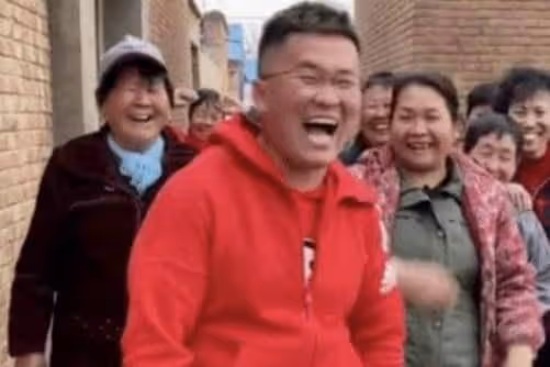 憑裝瘋賣傻月入百萬，買房娶碩士小嬌妻，姜濤說：放下臉就能賺錢