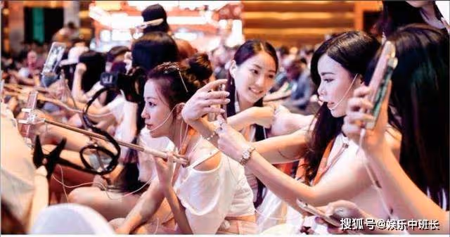 憑裝瘋賣傻月入百萬，買房娶碩士小嬌妻，姜濤說：放下臉就能賺錢