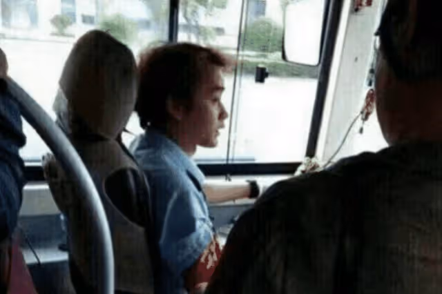 撞臉張國榮的公交車司機，神似張國榮？網友：一模一樣