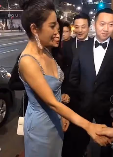 李冰冰跑步被拍,素顏出油皮膚松垮,穿健身褲連臀型也不遮一下,網友:形象瞬間崩塌