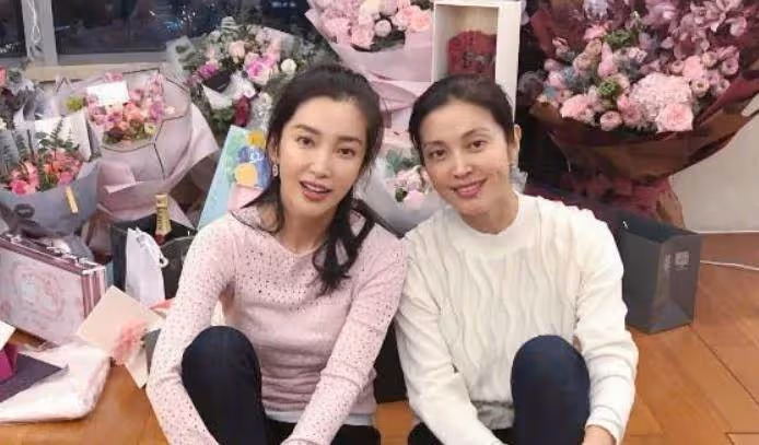 李冰冰跑步被拍，素顏出油皮膚松垮，穿健身褲連臀型也不遮一下，網友：形象瞬間崩塌