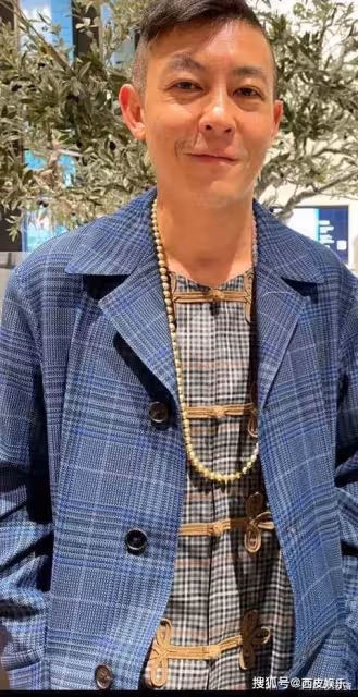 41歲陳冠希近況曝光,頭髮花白頭頂稀疏,打扮異常怪異,網友:到底經歷了什麼