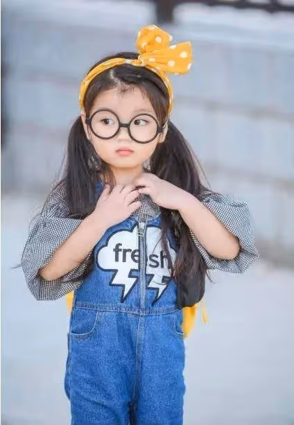 3歲出道年賺百萬!哭著說要「養弟弟」的阿拉蕾,如今褪去嬰兒肥,濃眉大眼美成高級臉