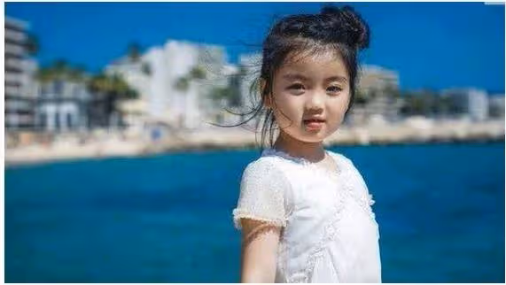 3歲出道年賺百萬!哭著說要「養弟弟」的阿拉蕾,如今褪去嬰兒肥,濃眉大眼美成高級臉