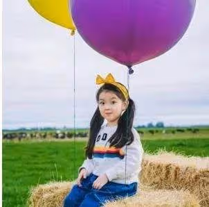 3歲出道年賺百萬!哭著說要「養弟弟」的阿拉蕾,如今褪去嬰兒肥,濃眉大眼美成高級臉