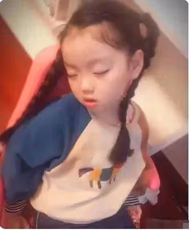 3歲出道年賺百萬!哭著說要「養弟弟」的阿拉蕾,如今褪去嬰兒肥,濃眉大眼美成高級臉