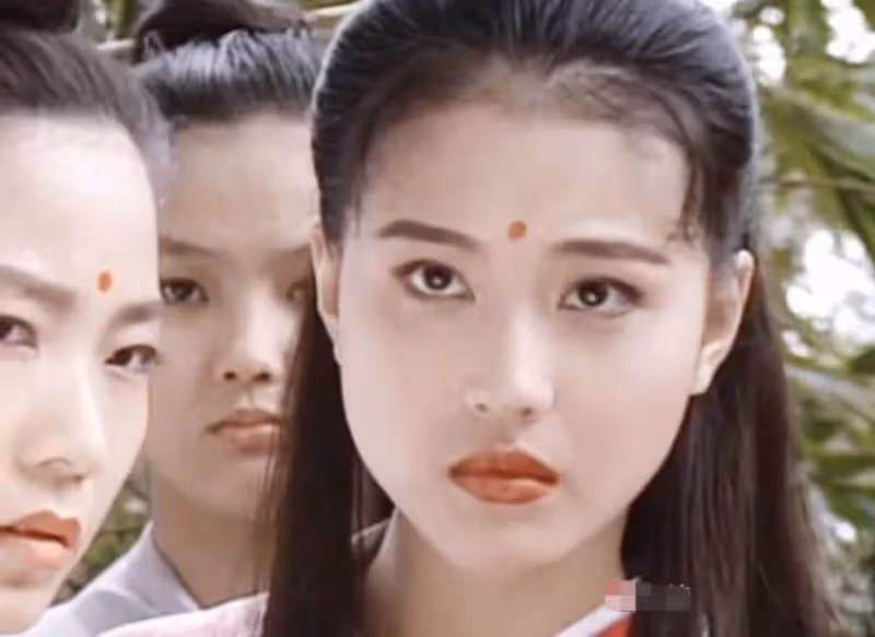 同樣都演「周芷若」:周海媚顏值巔峰,高圓圓清純可人, 看到佘詩曼:真是少女感十足