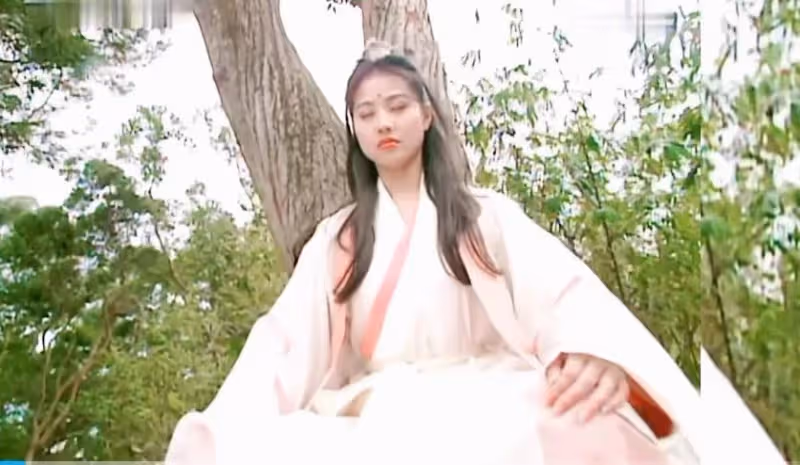 同樣都演「周芷若」:周海媚顏值巔峰,高圓圓清純可人, 看到佘詩曼:真是少女感十足