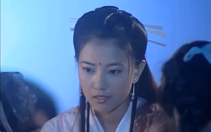 同樣都演「周芷若」:周海媚顏值巔峰,高圓圓清純可人, 看到佘詩曼:真是少女感十足