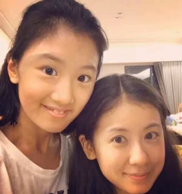 慶15歲女兒生!賈靜雯終於公開「梧桐妹正面照」不再遮擋 母女同框「五官互換」根本認不出