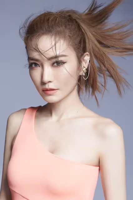 為了紅很久!謝金燕「又變漂亮了」自嘲回不去 辣放全身照「姐姐外型再升級」:繼續紅30年!