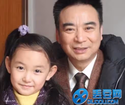 紅了事業卻賠了女兒!《青青河邊草》岳躍利悔「沒珍惜10年養女生活」 晚年喊話愛女「為父只願你平凡」心聲惹淚