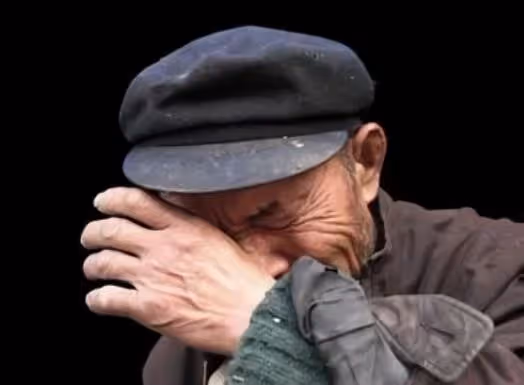 老人過壽，買單時子女「裝醉」，養子主動結賬，前台一句話，全家都蒙了！