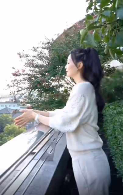 王艷豪宅頂樓看風景,穿2千上衣戴百萬名表,48歲皮膚白到發光