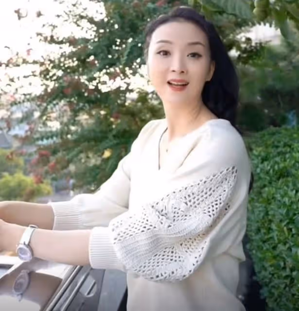 王艷豪宅頂樓看風景,穿2千上衣戴百萬名表,48歲皮膚白到發光