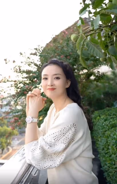 王艷豪宅頂樓看風景,穿2千上衣戴百萬名表,48歲皮膚白到發光