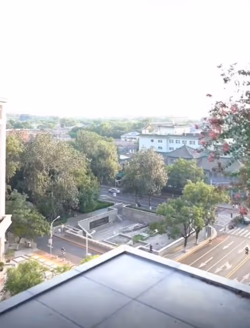 王艷豪宅頂樓看風景,穿2千上衣戴百萬名表,48歲皮膚白到發光