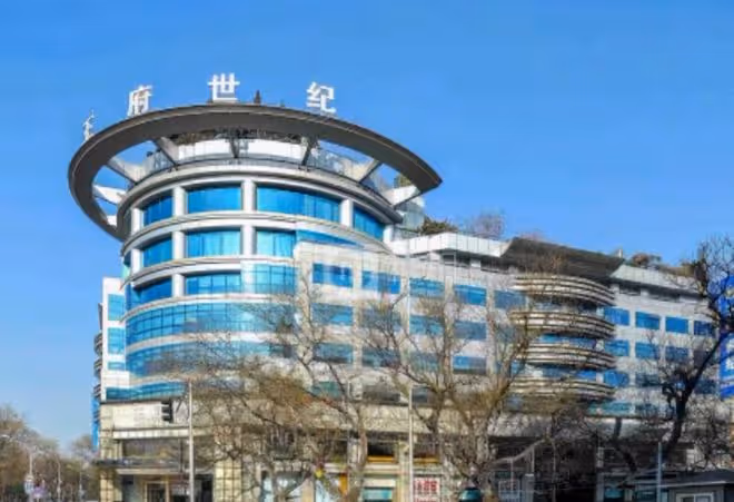 王艷豪宅頂樓看風景,穿2千上衣戴百萬名表,48歲皮膚白到發光