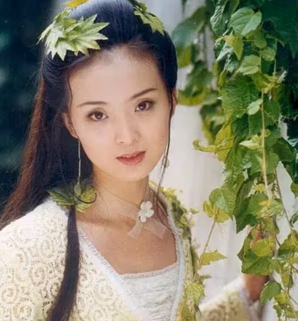 王艷豪宅頂樓看風景,穿2千上衣戴百萬名表,48歲皮膚白到發光