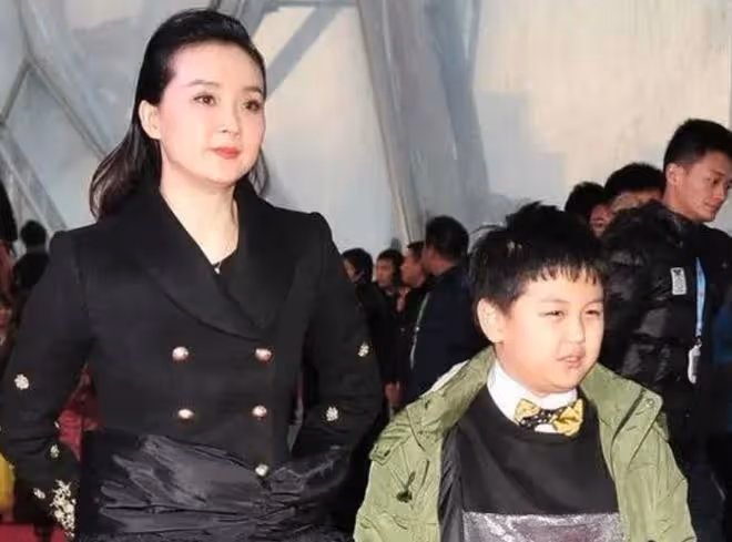 王艷豪宅頂樓看風景,穿2千上衣戴百萬名表,48歲皮膚白到發光