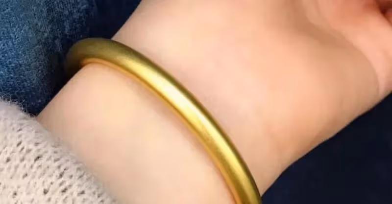 女兒給母親買的金手鐲，竟然送給了兒媳婦戴，女兒生氣再也沒回家