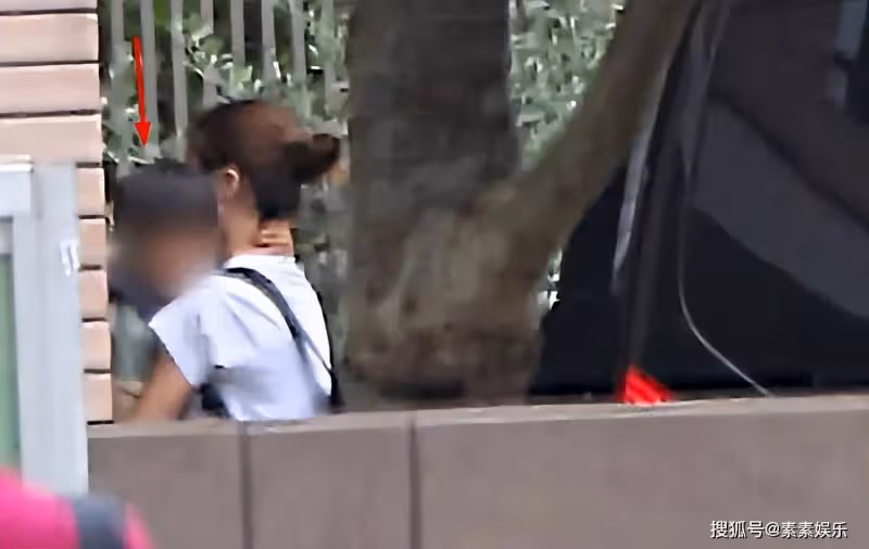 福原愛兒子水土不服,抱孩子緊急進醫院,媽媽緊張的模樣令人心疼