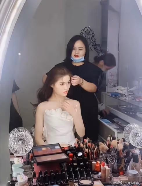 朱小偉陳萌拍結婚照，互動披外套太甜，陳亞男直播唱我還為你等候