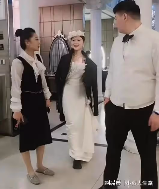 朱小偉陳萌拍結婚照，互動披外套太甜，陳亞男直播唱我還為你等候